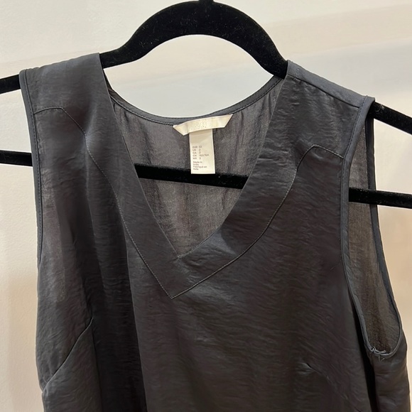 New Silk-like Sleeveless Gray Color H&M Blouse - Picture 4 of 4